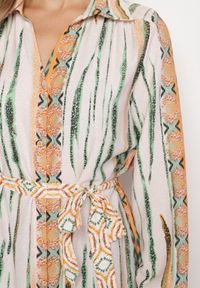 Born2be - Beżowa Sukienka Koszulowa z Mozaikowym Wzorem i Wiązanym Paskiem Lilimea. Okazja: na co dzień. Kolor: beżowy. Materiał: jeans, tkanina. Typ sukienki: koszulowe. Styl: klasyczny, casual, elegancki #4