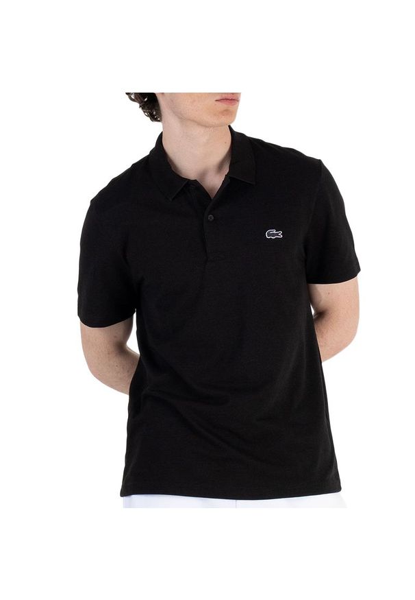 Koszulka Lacoste Regular Fit Cotton Blend Polo DH5522-031 - czarna. Typ kołnierza: polo. Kolor: czarny. Materiał: bawełna, poliester, elastan. Długość rękawa: krótki rękaw. Długość: krótkie. Wzór: aplikacja. Sezon: lato