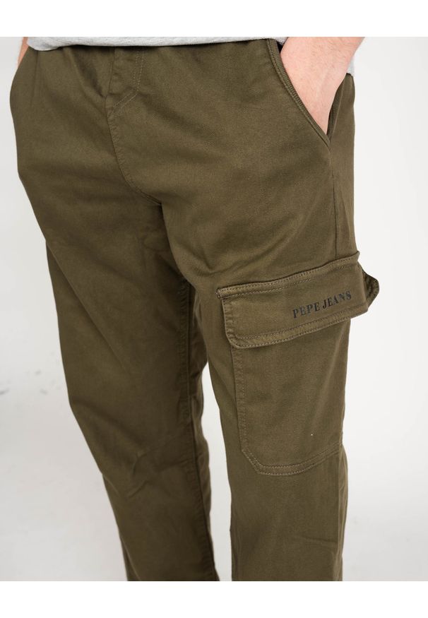 Pepe Jeans Spodnie "Landan" | PM211430 | Landan | Mężczyzna | Khaki. Okazja: na co dzień. Kolor: brązowy. Materiał: elastan, poliester, bawełna. Wzór: nadruk. Styl: casual