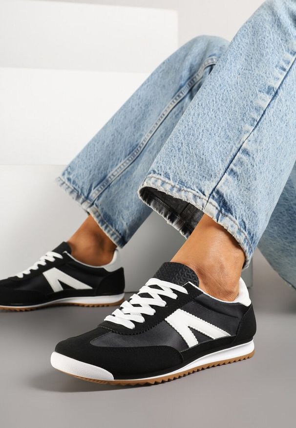 Renee - Czarne Sneakersy Ozdobione Geometrycznym Motywem Clevandra. Okazja: na co dzień. Kolor: czarny. Materiał: jeans. Szerokość cholewki: normalna. Wzór: aplikacja, geometria