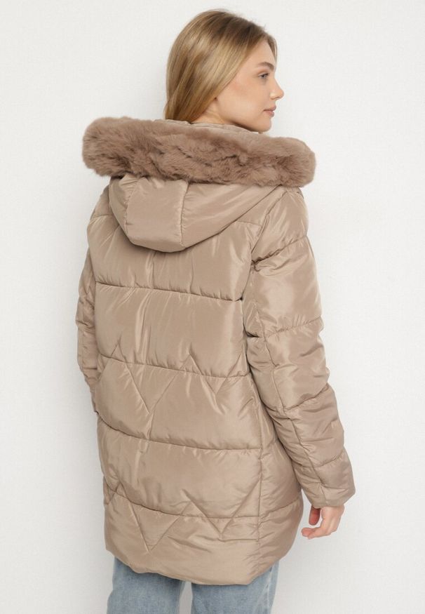 Born2be - Brązowa Pikowana Kurtka z Kapturem z Futerkiem Tevea. Okazja: na spotkanie biznesowe, do pracy, na spacer. Typ kołnierza: kaptur. Kolekcja: plus size. Kolor: brązowy. Materiał: futro. Styl: biznesowy, klasyczny, elegancki