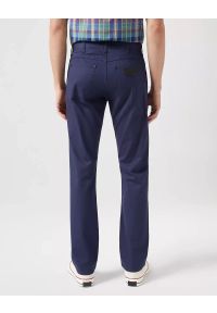 Wrangler - WRANGLER GREENSBORO MĘSKIE SPODNIE MATERIAŁOWE CHINO CHINOSY DARK NAVY 112350802 W15Q018200. Materiał: materiał #4