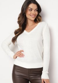 Born2be - Jasnobeżowy Sweter z Trójkątnym Dekoltem z Prążkowanej Dzianiny Derige. Okazja: na co dzień. Kolor: beżowy. Materiał: dzianina, prążkowany. Styl: casual #4
