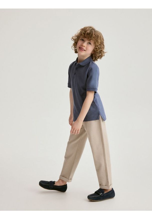Reserved - Dzianinowe spodnie chino - beżowy. Kolor: beżowy. Materiał: dzianina. Wzór: gładki
