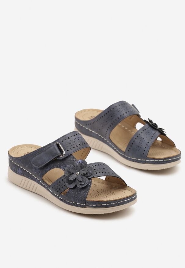 Born2be - Niebieskie Klapki Na Niskim Koturnie z Ażurowymi Wycięciami i Kwiatem Natalenna. Okazja: na plażę, na co dzień. Kolor: niebieski. Wzór: ażurowy, kwiaty. Sezon: lato. Obcas: na koturnie. Styl: casual, elegancki. Wysokość obcasa: średni