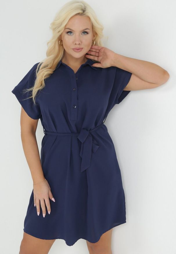 Born2be - Granatowa Koszulowa Sukienka z Krótkim Rękawem i Wiązaniem w Pasie Mistie. Kolekcja: plus size. Kolor: niebieski. Materiał: materiał. Długość rękawa: krótki rękaw. Wzór: gładki. Sezon: wiosna, lato. Typ sukienki: koszulowe. Długość: midi