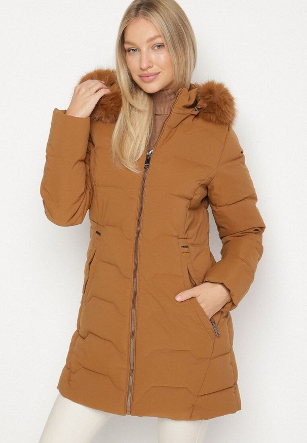 Born2be - Brązowa Taliowana Kurtka z Pikowanymi Przeszyciami i Kapturem z Futrem Mundria. Okazja: na co dzień. Kolor: brązowy. Materiał: futro. Styl: casual, elegancki, klasyczny
