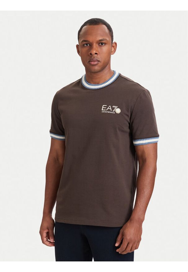 EA7 Emporio Armani T-Shirt 7M002131 AF12957 U6027 Brązowy ciemny Regular Fit. Kolor: brązowy. Materiał: bawełna