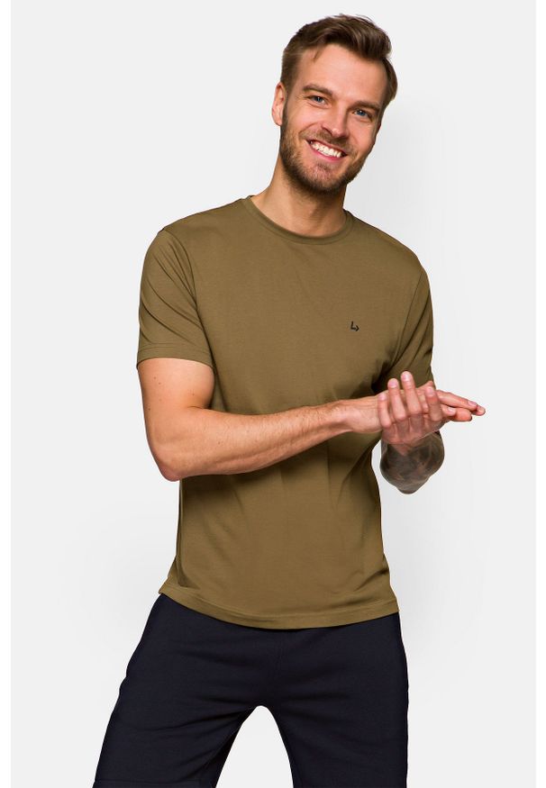 Lancerto - Koszulka Khaki Mark. Okazja: na co dzień. Kolor: brązowy. Materiał: włókno, materiał, bawełna. Wzór: aplikacja. Sezon: lato, jesień, wiosna, zima. Styl: klasyczny, casual, militarny