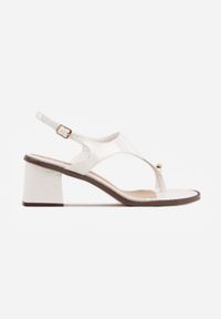 Born2be - Białe Sandały Japonki na Słupku z Biżuteryjną Ozdobą Uhryss. Kolor: biały. Materiał: len. Wzór: aplikacja. Sezon: lato. Obcas: na słupku. Styl: elegancki, klasyczny. Wysokość obcasa: średni #3
