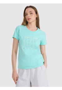 4f - 4F T-shirt regular z nadrukiem damski - turkusowy XXL. Okazja: na co dzień. Kolor: turkusowy. Materiał: jersey, tkanina, dzianina, bawełna, materiał. Długość rękawa: krótki rękaw. Długość: krótkie. Wzór: nadruk. Sezon: lato. Styl: sportowy, klasyczny, casual