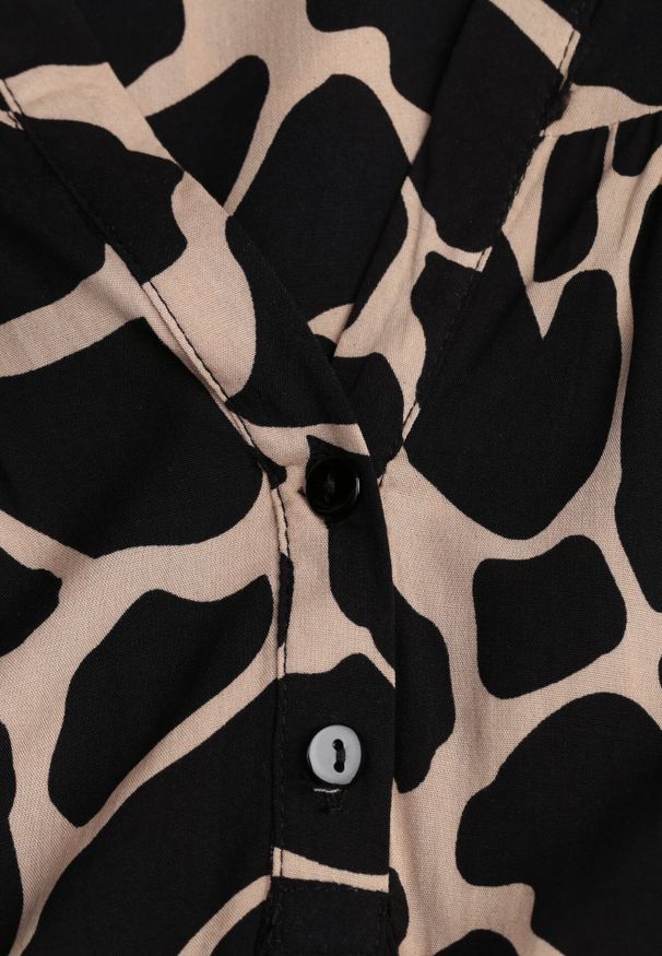 Born2be - Czarno-Beżowa Sukienka Argope. Typ kołnierza: dekolt w serek. Kolor: beżowy. Wzór: nadruk. Styl: klasyczny. Długość: midi