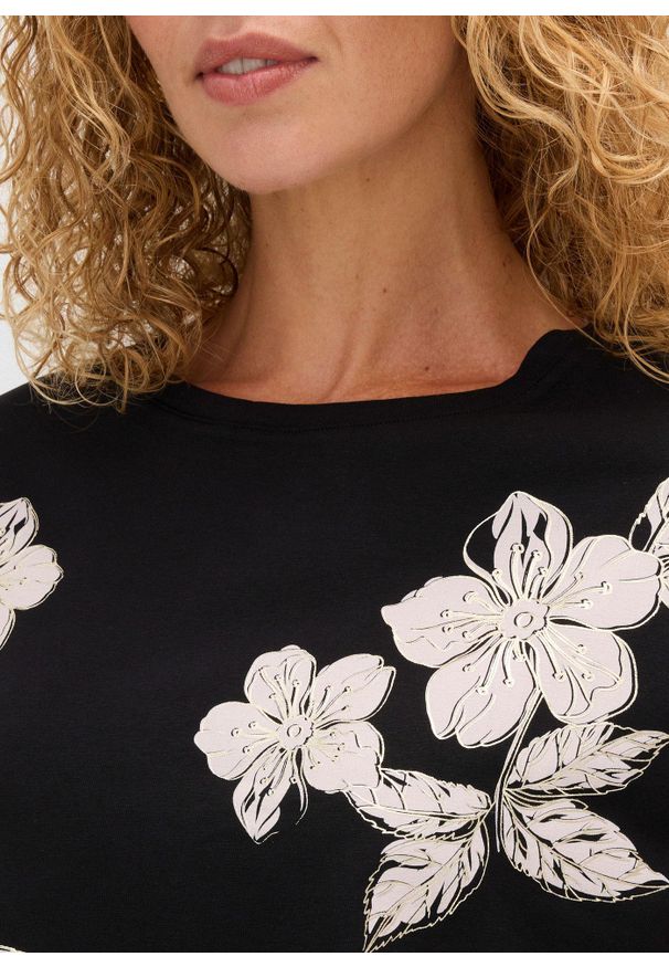 bonprix - Shirt z kwiatowym nadrukiem. Kolor: czarny. Wzór: nadruk, kwiaty