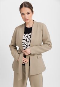Volcano - Beżowy żakiet JB-MIRELLA. Typ kołnierza: bez kołnierzyka. Kolor: beżowy. Materiał: dzianina, tkanina. Wzór: gładki. Styl: klasyczny #1