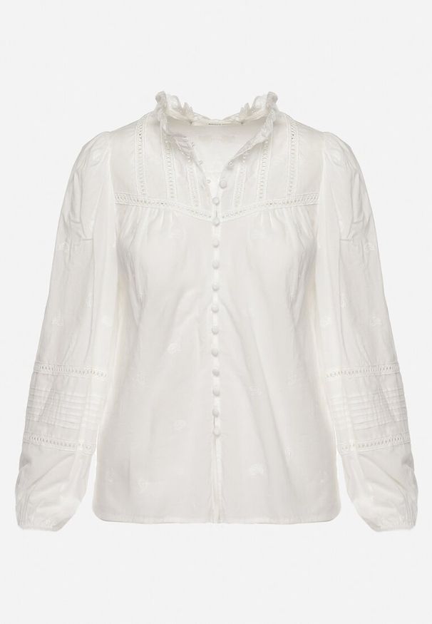 Born2be - Biała Bawełniana Koszula z Falbanką przy Szyi Ozdobiona Haftami i Ażurową Taśmą Rionna. Okazja: na co dzień. Kolor: biały. Materiał: bawełna. Długość: długie. Wzór: aplikacja, ażurowy, haft. Sezon: lato. Styl: casual