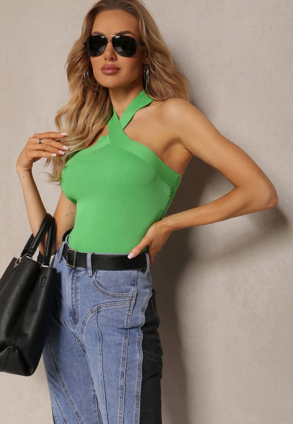 Renee - Zielony Top Zakładany na Szyję z Odkrytymi Plecami Khailey. Kolor: zielony. Materiał: dzianina, wiskoza, prążkowany, jeans. Sezon: lato, wiosna