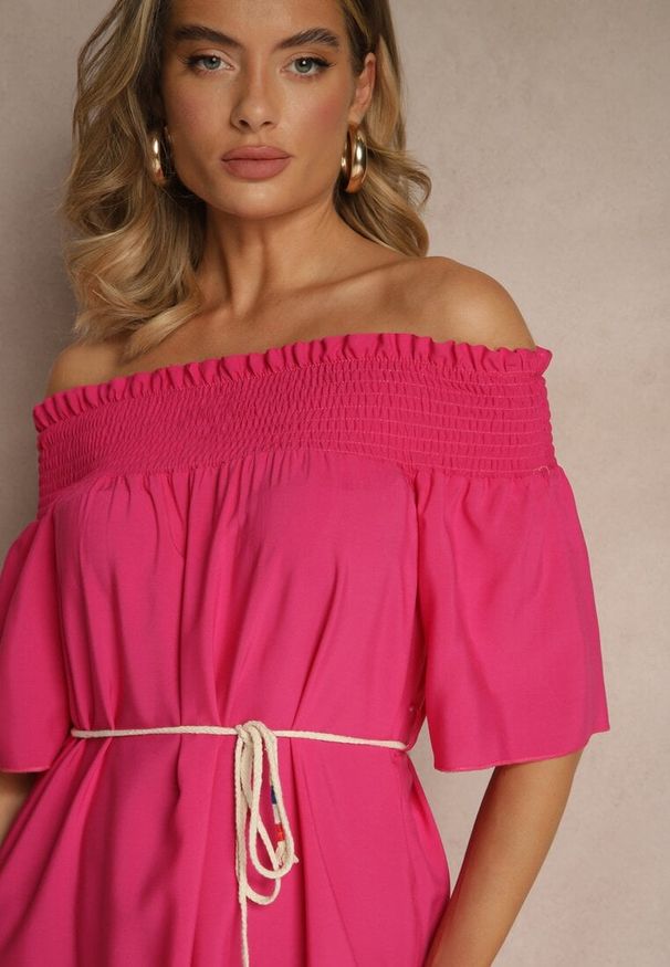 Renee - Fuksjowa Sukienka Hiszpanka z Bawełną i Wiskozą Ozdobiona Sznurkiem Lilarelle. Okazja: na co dzień. Typ kołnierza: dekolt hiszpanka. Kolor: różowy. Materiał: wiskoza, bawełna. Wzór: aplikacja. Sezon: wiosna, lato. Typ sukienki: z odkrytymi ramionami. Styl: casual, elegancki