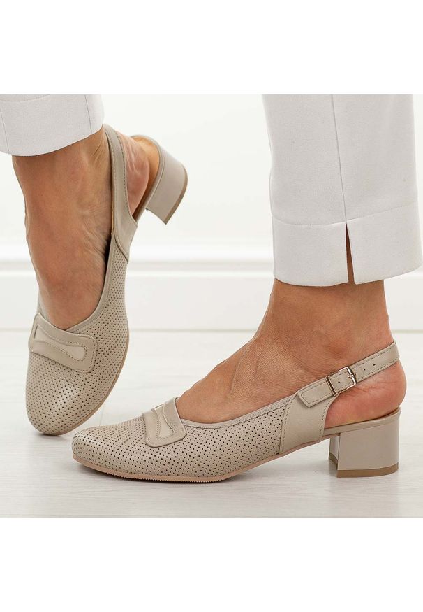 Beżowe skórzane Polskie czółenka damskie Góral 2000. Okazja: na co dzień. Nosek buta: okrągły. Zapięcie: pasek. Kolor: beżowy. Szerokość cholewki: normalna. Wzór: ażurowy. Materiał: skóra. Sezon: wiosna, lato. Obcas: na obcasie. Styl: casual, elegancki, klasyczny. Wysokość obcasa: średni