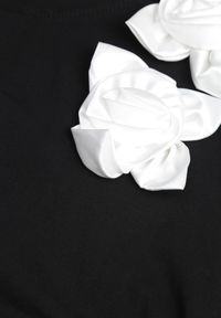 Renee - Czarno-Biały Bawełniany T-shirt o Klasycznym Kroju z Kwiatowymi Aplikacjami 3D Morgane. Okazja: do pracy. Kolor: czarny. Materiał: bawełna. Wzór: aplikacja, kwiaty. Styl: klasyczny #7