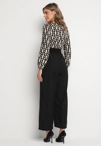 Born2be - Czarno-Beżowy Wzorzysty Kombinezon Kopertowy z Prostymi Nogawkami i Elastycznym Paskiem Tinadorae. Okazja: na co dzień. Kolor: czarny. Materiał: tkanina. Długość rękawa: długi rękaw. Długość: długie. Styl: elegancki, casual #4