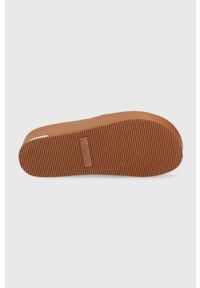 DKNY - Dkny klapki skórzane JASNA damskie kolor brązowy na platformie K4205489. Kolor: brązowy. Materiał: skóra. Obcas: na platformie #5