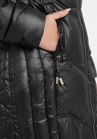 Born2be - Czarna Pikowana Kurtka Maxi Płaszcz z Ozdobnym Marszczeniem i Futerkiem Estenous. Okazja: na co dzień. Kolor: czarny. Materiał: futro. Wzór: aplikacja. Sezon: zima. Styl: elegancki, casual, klasyczny #5