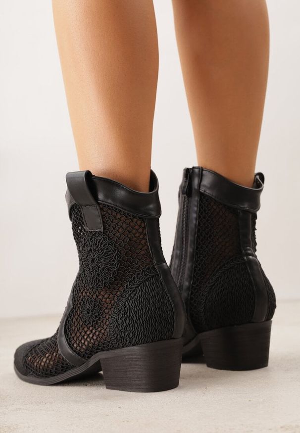 Renee - Czarne Botki Kowbojki na Stożku z Ażurową Cholewką z Haftem Isarna. Okazja: na co dzień. Kolor: czarny. Materiał: jeans. Szerokość cholewki: normalna. Wzór: haft, ażurowy. Obcas: na stożku. Styl: boho, klasyczny, casual. Wysokość obcasa: średni