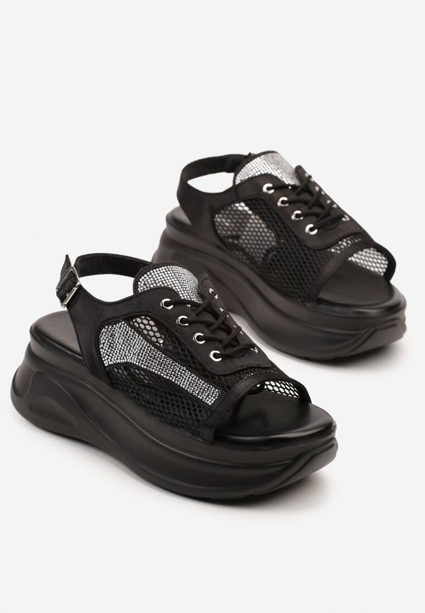Born2be - Czarne Sandały Sneakersy Peep Toe z Siateczką Sorialise. Okazja: na spotkanie biznesowe, do pracy, na co dzień. Nosek buta: otwarty. Kolor: czarny. Wzór: aplikacja. Sezon: lato. Styl: biznesowy, elegancki, casual