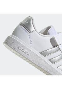 Buty sportowe dla dzieci Adidas Grand Court. Materiał: kauczuk, skóra, syntetyk. Szerokość cholewki: normalna