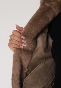 Born2be - Jasnobrązowa Futrzana Kurtka Bomberka z Kapturem i Ozdobną Imitacją Kieszeni Awedalia. Okazja: na co dzień. Typ kołnierza: kaptur. Kolor: brązowy. Materiał: futro. Wzór: aplikacja. Styl: klasyczny, casual, elegancki #4