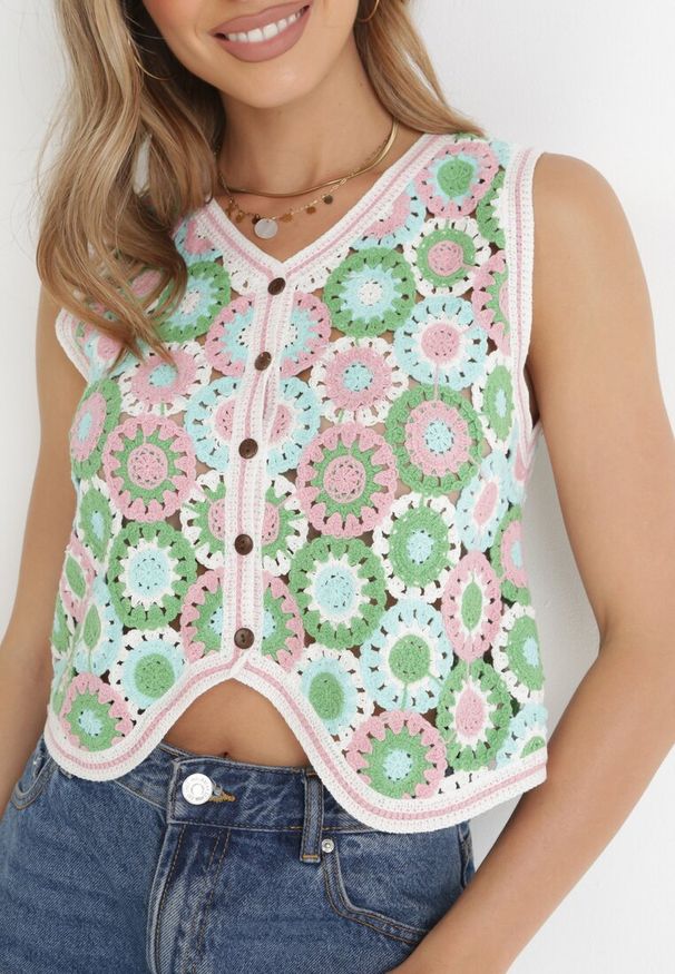 Born2be - Zielono-Miętowy Szydełkowy Top w Kwiatki z Guzikami i Wycięciem na Dole z Bawełny Deona. Kolor: zielony. Materiał: bawełna. Wzór: kwiaty