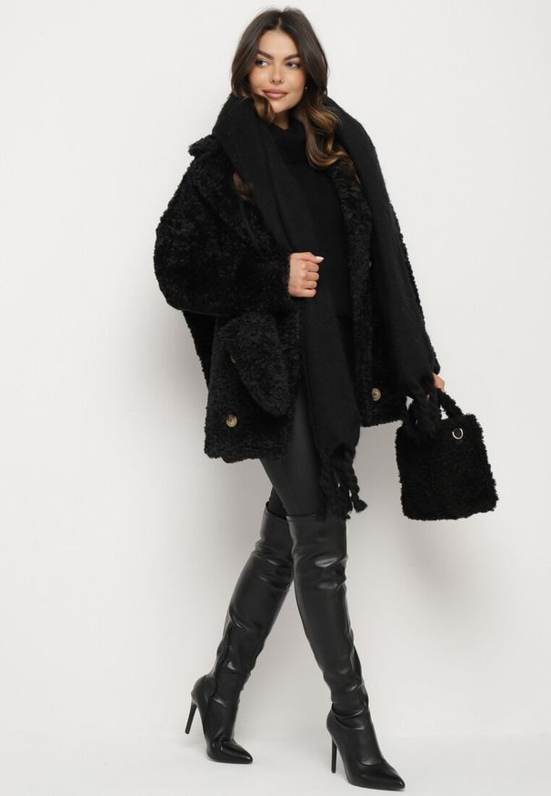 Born2be - Czarna Futrzana Kurtka Płaszcz Dwurzędowy z Dołączonymi Rękawiczkami Hetista. Okazja: na co dzień. Kolor: czarny. Materiał: futro. Styl: casual, elegancki