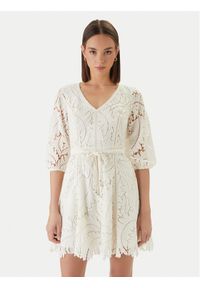 Guess Sukienka koktajlowa W6GK91 W2162 Biały Classic Fit. Kolor: biały. Materiał: syntetyk. Styl: wizytowy #1