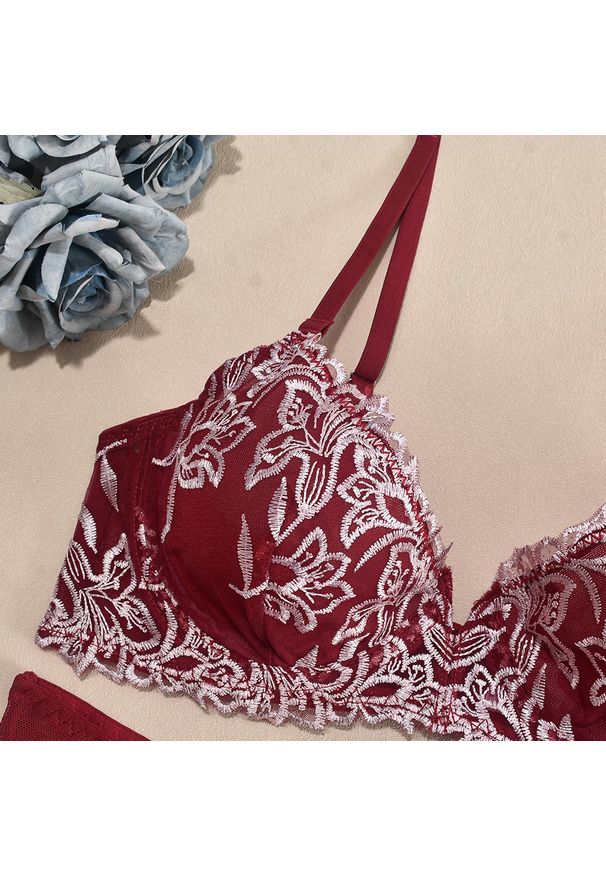 Intica - Komplet bielizny z haftem i usztywnianymi miseczkami Airi. Kolor: czerwony. Materiał: materiał. Wzór: haft