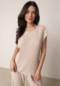Born2be - Beżowa Bluzka na Krótki Rękaw z Plisowanej Tkaniny Undirea. Okazja: do pracy, na co dzień. Kolor: beżowy. Materiał: tkanina. Długość rękawa: krótki rękaw. Długość: krótkie. Styl: elegancki, klasyczny, casual #2
