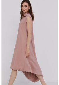 Answear Lab Sukienka kolor różowy midi rozkloszowana. Kolor: różowy. Materiał: tkanina. Wzór: gładki. Typ sukienki: rozkloszowane. Styl: wakacyjny. Długość: midi #1