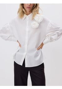 Reserved - Koszula z kwiatową aplikacją - biały. Kolor: biały. Materiał: bawełna. Wzór: aplikacja, kwiaty #1