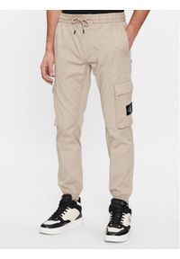 Calvin Klein Jeans Spodnie cargo J30J324696 Beżowy Skinny Fit. Kolor: beżowy. Materiał: bawełna #1