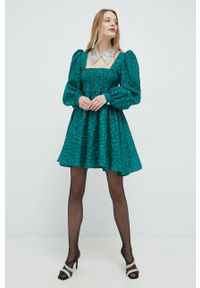 Custommade sukienka Jenny kolor zielony mini rozkloszowana. Typ kołnierza: dekolt w karo. Kolor: zielony. Długość rękawa: długi rękaw. Typ sukienki: rozkloszowane. Długość: mini #3