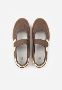 Born2be - Brązowe Tenisówki w Stylu Balerinek z Zapięciem na Rzep Talwan. Okazja: na spacer, na co dzień. Zapięcie: rzepy. Kolor: brązowy. Materiał: jeans. Styl: casual, elegancki, sportowy #4