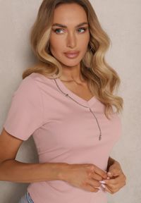 Renee - Różowy T-shirt z Bawełny z Łańcuszkiem i Marszczeniem Olisinia. Okazja: na co dzień. Kolor: różowy. Materiał: bawełna. Styl: glamour, casual