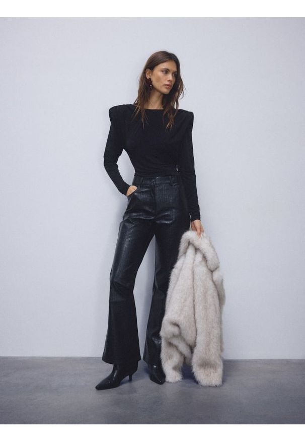 Reserved - Spodnie flare z imitacji skóry - czarny. Kolor: czarny. Materiał: skóra