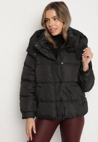 Born2be - Czarna Kurtka Puffer o Fasonie Oversize z Kapturem i Naszywką Azirva. Okazja: na co dzień. Typ kołnierza: kaptur. Kolor: czarny. Materiał: dzianina. Wzór: aplikacja. Styl: sportowy, casual