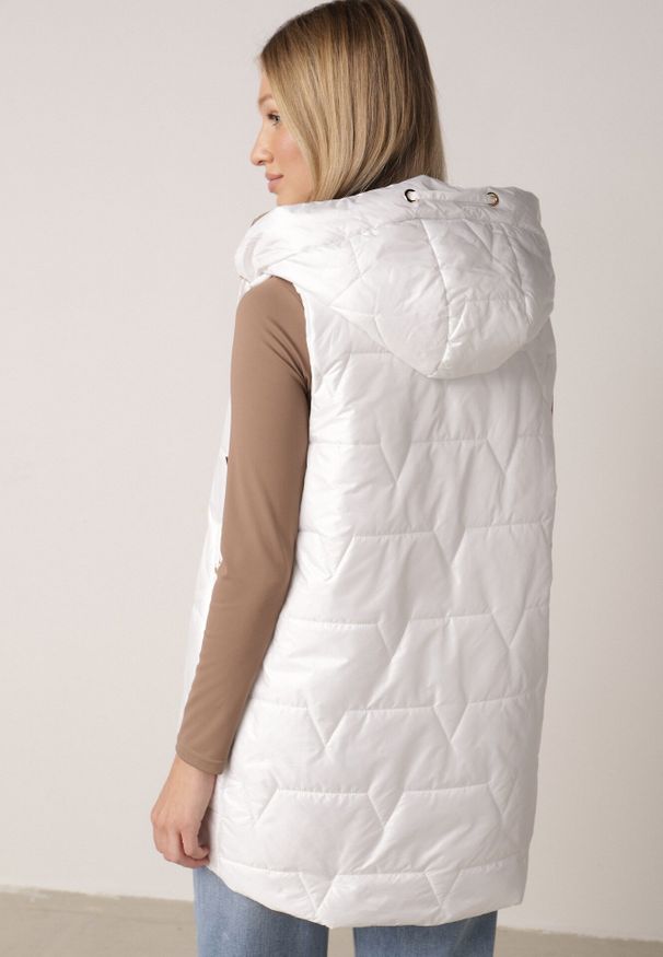 Born2be - Biała Pikowana Kamizelka o Długim Kroju z Nieodpinanym Kapturem i Aplikacją Koretes. Okazja: na co dzień. Kolor: biały. Materiał: prążkowany, poliester. Długość: długie. Wzór: aplikacja. Styl: casual