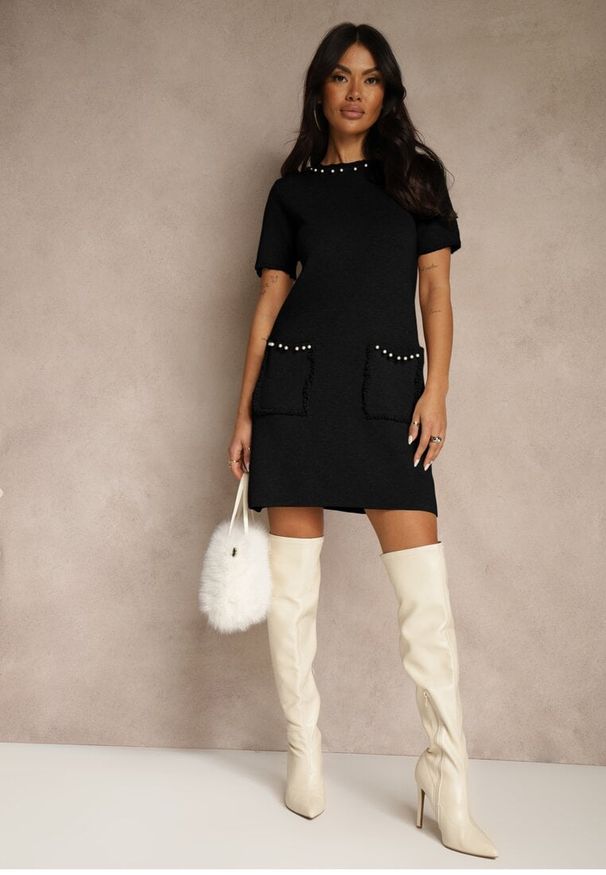 Renee - Czarna Sweterkowa Sukienka Trapezowa z Perełkami przy Dekolcie i Kieszeniach Fenatusa. Okazja: na co dzień. Kolor: czarny. Materiał: jeans. Typ sukienki: trapezowe. Styl: casual