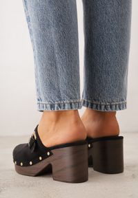 Born2be - Czarne Klapki Chodaki na Słupku z Imitacji Drewna Zdobione Nitami i Sprzączką Salona. Okazja: na co dzień. Kolor: czarny. Materiał: zamsz. Wzór: aplikacja. Sezon: lato. Obcas: na słupku. Styl: boho, wakacyjny, casual, klasyczny. Wysokość obcasa: średni #5