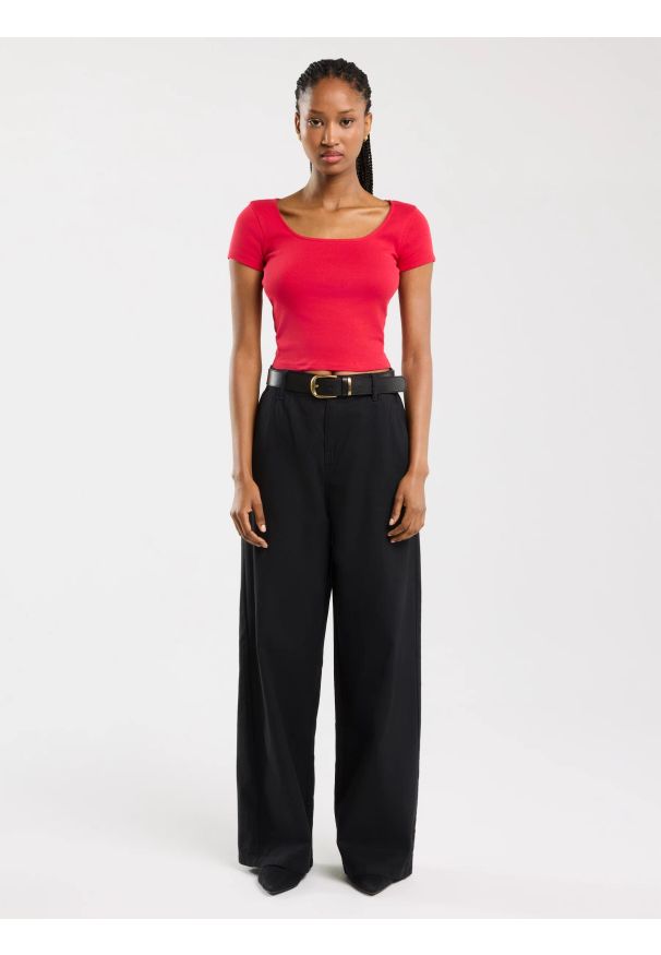 Big-Star - Koszulka damska slim z dekoltem caro czerwona Missa 603. Okazja: na co dzień. Kolor: czerwony. Materiał: jeans, żakard, prążkowany, materiał. Styl: casual