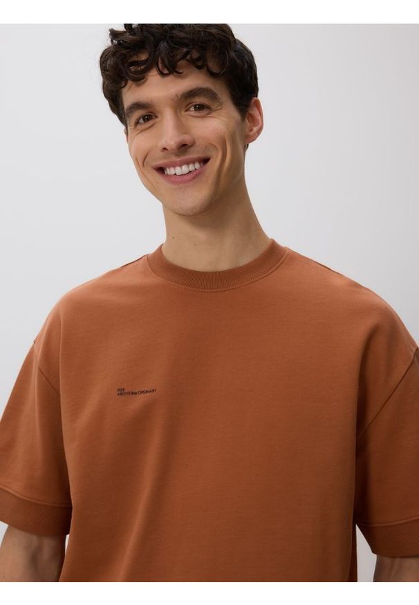 Reserved - T-shirt boxy z nadrukiem - bordowy. Kolor: czerwony. Materiał: dzianina, bawełna. Wzór: nadruk