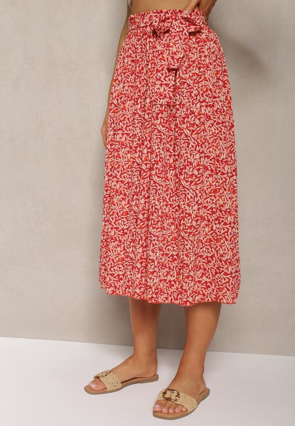 Renee - Czerwone Plisowane Spodnie Szwedy High Waist z Materiałowym Paskiem i Gumką w Talii Isefia. Okazja: na co dzień. Stan: podwyższony. Kolor: czerwony. Materiał: materiał. Styl: elegancki, casual