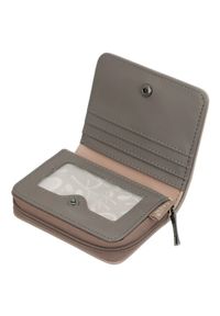 Portfel damski Anekke, z efektownym nadrukiem i metalowym logo zapinany na suwak wyposażony w przegrody na karty kieszeń na monety, brązowy, 42749-90. Kolor: brązowy. Wzór: nadruk #2